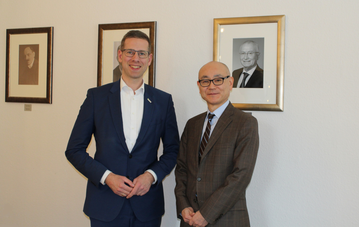 Bürgermeister Christoph Schultz (l.) empfing den japanischen Generalkonsul Yoshitaka Tsunoda (r.) im Rathaus der Stadt Erkrath.