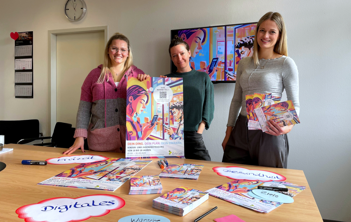 Die städtischen Mitarbeiterinnen Denise Kuhn, Jana Brakemeier und Julia stehen vor Postern der Jugendbefragung 2025.