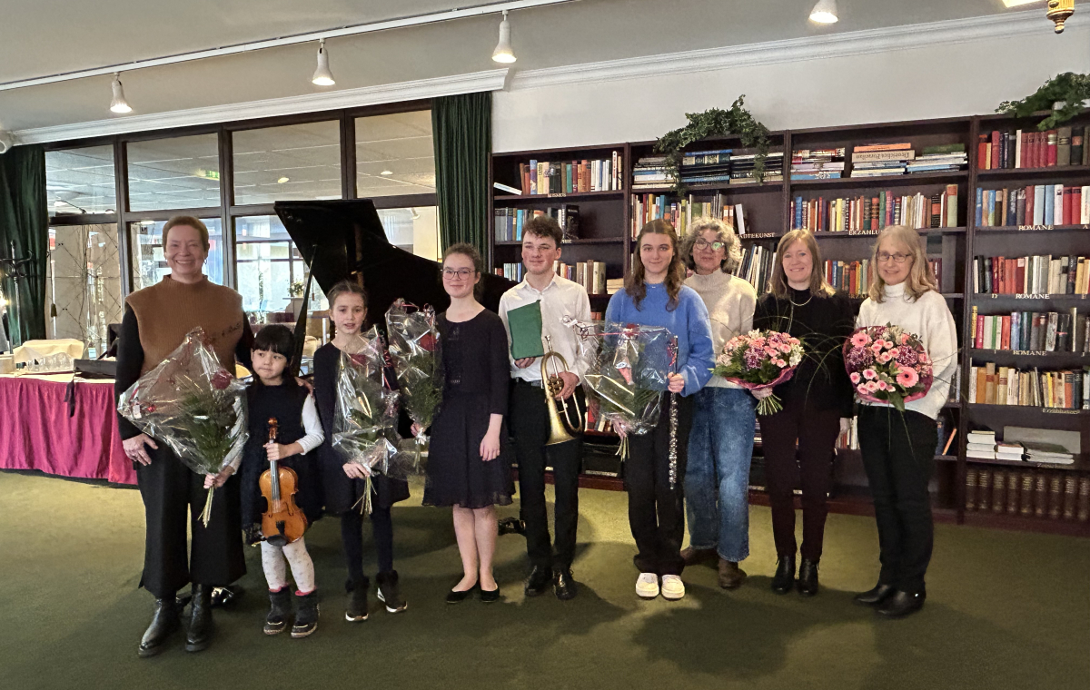 Die Erkrather Jugendmusikschule hat ein Konzert im Erkrather Rosenhof gegeben (v.l.n.r.): Violinlehrerin Susanne Rosenstock, Christine Teinze, Johanna Kuschel, Sophia und Jonas Amelingmeyer, Smilla Dahl, die Musikschullehrerinnen Claudia Buchholtz-Thelen (Querflöte), Nina Hildebrand und Susanne Goldmann (Klavier).