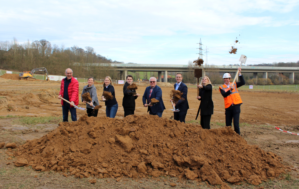 Nahmen die Spaten in die Hand und gaben den Startschuss zum Neubau des Gymnasiums am Neandertal in Alt-Erkrath (v.l.n.r.): Bauausschussvorsitzender Detlef Ehlert, die Projektleiterinnen Silvia Nickisch und Barbara Nowakowski, ein Schüler des GymNeanders, Schulleiter Hans Gruttmann, Bürgermeister Christoph Schultz, Architektin Claudia Moser und Björn Krause, technischer Bereichsleiter des beauftragten Generalunternehmens.