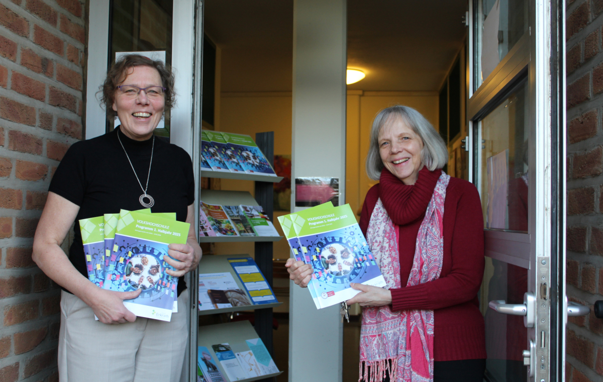 Brigitte Brinkmann (l.) und Dr. Ursula Moldon (r.) präsentieren das neue Programm der Volkshochschule Erkrath für das erste Halbjahr 2025.