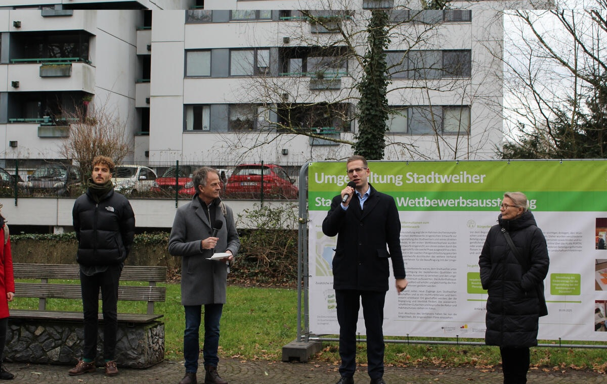 Bürgermeister Christoph Schultz (2. v.r.) und Preisgerichtsvorsitzende Prof. Ulrike Beuter (1.v.r.) präsentieren mit Thomas Scholle (2.v.l.) und Gereon Schmelter (1.v.l.) von Plan Lokal die Preisträger des Planungswettbewerbs.