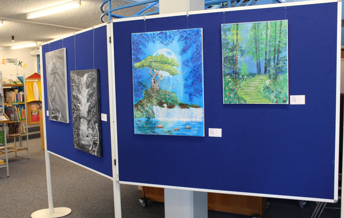 Ausstellung von Bildern in der Stadtbücherei