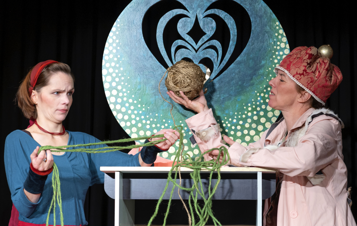 Zwei Schauspielerinnen im Stück Rumpelstil