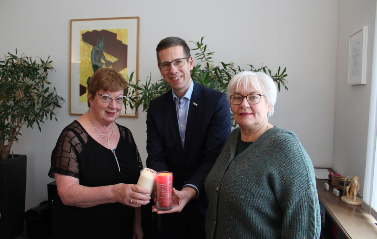 Auch 2024 kam das Friedenslicht wieder ins Erkrather Rathaus, wo es von der stellvertretenden Bürgermeisterin Regina Wedding (l.) an Bürgermeister Christoph Schultz (M.) und Ratsfrau Annette Kirchhoff (r.) übergeben wurde.