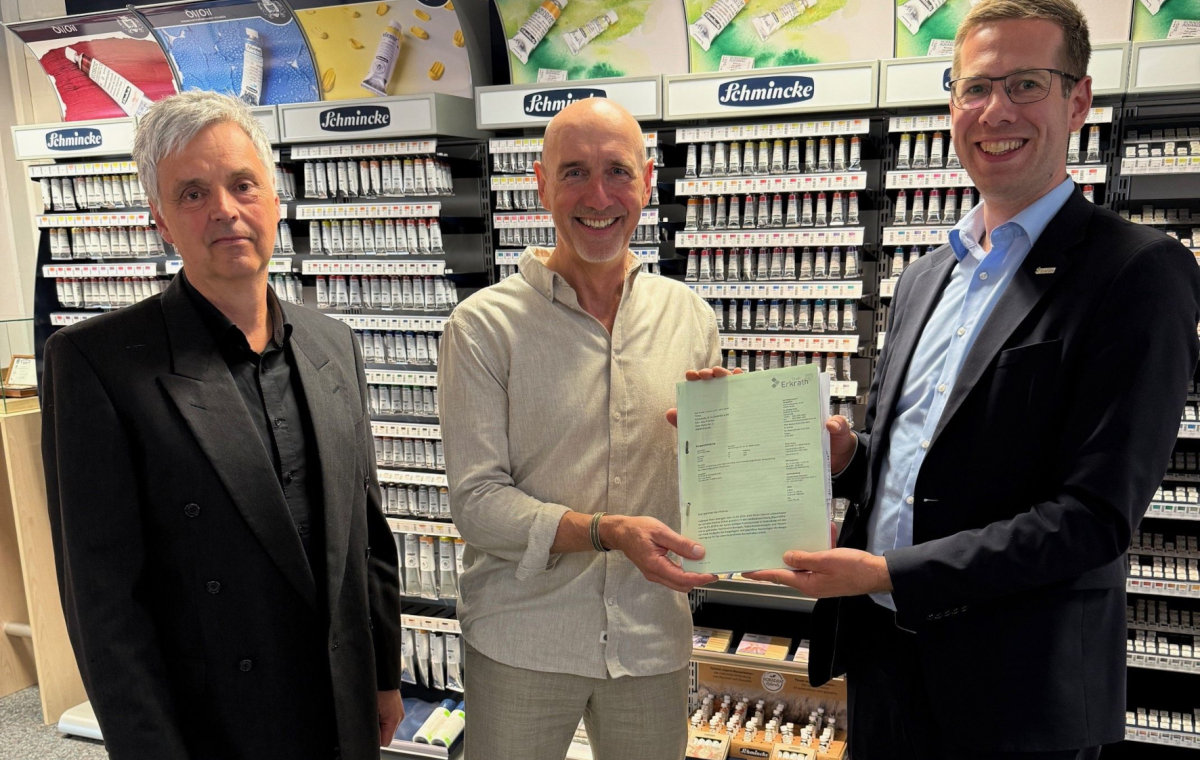 Bürgermeister Christoph Schultz (r.) und Matthias Durstewitz (l.) von der Bauaufsicht übergaben gemeinsam an Uwe Petrow (M.), kaufmännischer Leiter der H. Schmincke & Co. GmbH, die Baugenehmigung für die geplante Erweiterung des Gewerbestandortes an der Heinrich-Hertz-Straße in Unterfeldhaus.