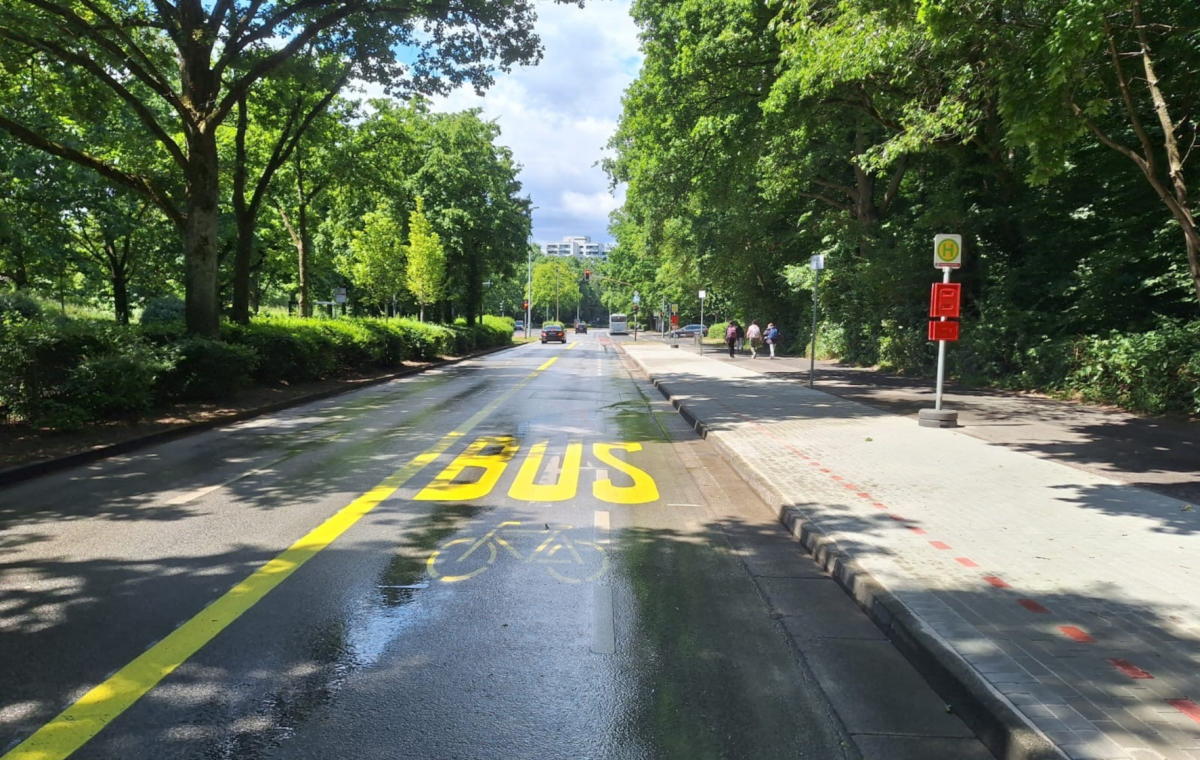 Auf der Sedentaler Straße wurde auf der Straßenseite des Schulzentrums Rankestraße eine neue Busspur eingerichtet.