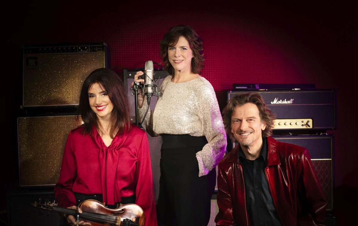 Die Musikerinnen von Her Song - Icons mit ihrem Gastmusiker.