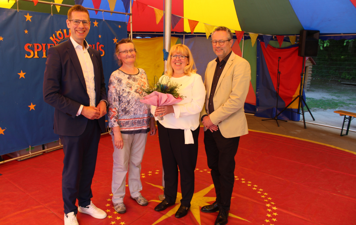 Bürgermeister Christoph Schultz (1.v.l.) und Beigeordneter Michael Pfleging (1.v.r.) gratulierten Kita-Leiterin Andrea Holland (2.v.r.) und der ehemaligen Erzieherin Martina Fehrekampf (2.v.l.) stellvertretend für alle Mitarbeitenden der Kita zum 50-jährigen Bestehen der Einrichtung