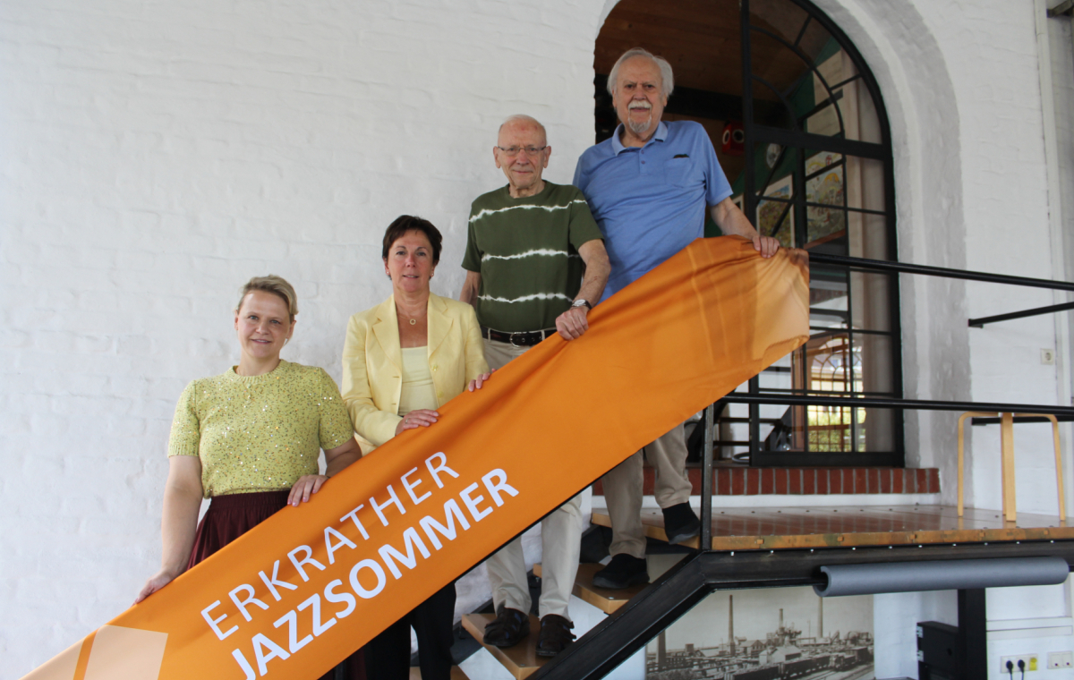 Das Organisationsteam, bestehend aus (v.l.n.r.) Lydia Winnik (Abteilung Kultur), Roswitha Hammrich (Gebietsdirektorin der Kreissparkasse Düsseldorf), Gottfried Bander (Eigentümer Lockschuppen), und Dr. Helmut Stein (künstlerische Leitung), freut sich auf den 27. Jazzsommer. 