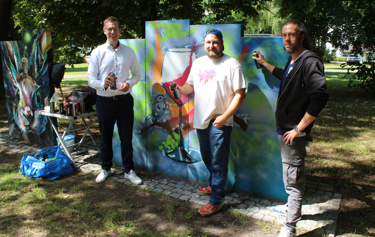 Michael Slatosch, a.k.a. Peto  (Mitte), hat die Graffiti-Wand im Bavierpark in Alt-Erkrath mit tatkräftiger Hilfe seines Kollegen Sebastian Keßel (r.) sowie von Bürgermeister Christoph Schultz (l.) neu gestaltet.
