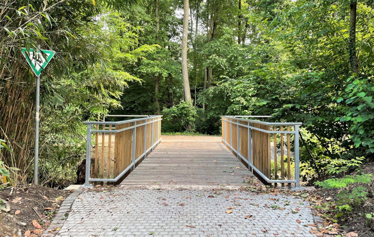 Die marode Holzbrücke wurde durch eine neue, langlebigere Brückenkonstruktion ersetzt. Die Wegeverbindung „Zum Stadtwald“ ist wieder freigegeben.