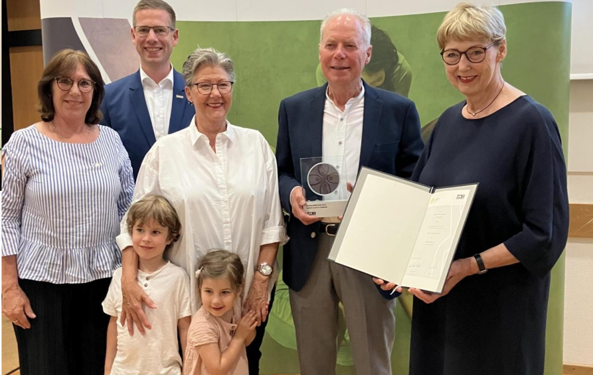 Karin Schmitt-Promny (1.v.r.), stellvertretende Vorsitzende der Landschaftsversammlung Rheinland, die stellvertretende Landrätin Annette Mick-Teubler (1.v.l.), Erkraths Bürgermeister Christoph Schultz (h.2.v.l.) und seine Ehefrau und Enkelkinder gratulierten herzlich.