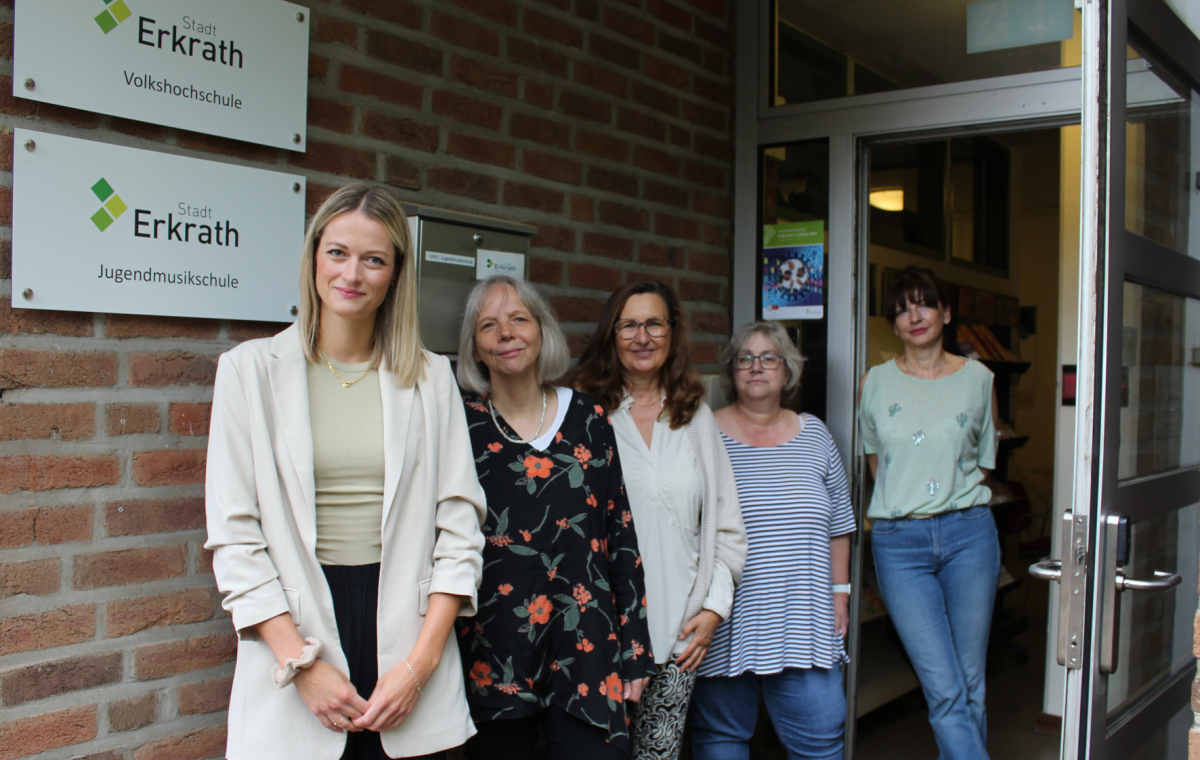 Fünf Damen unterschiedlichen Alters stehen im Eingangsbereich der Volkshochschule Erkrath und lächeln freundlich in die Kamera.