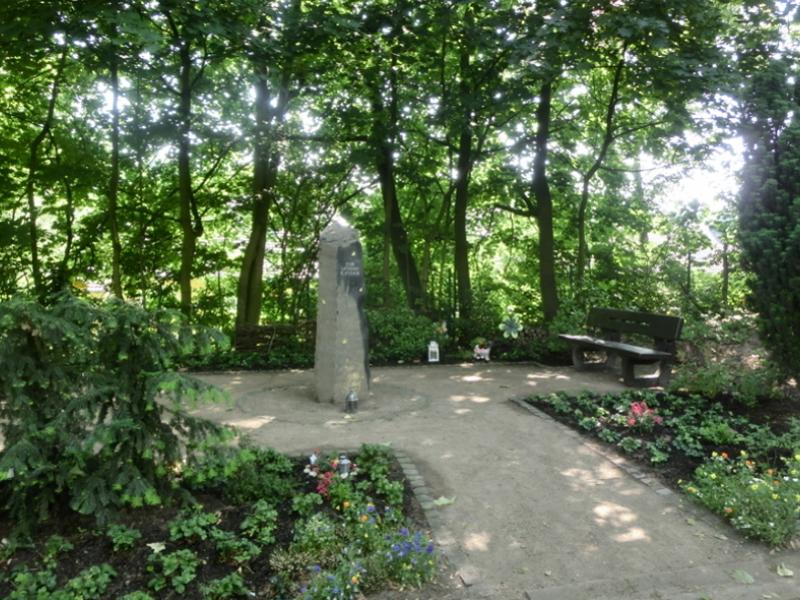 Grabplatz und Gedenkstele auf dem Sternenkinderfeld - Friedhof Kreuzstraße